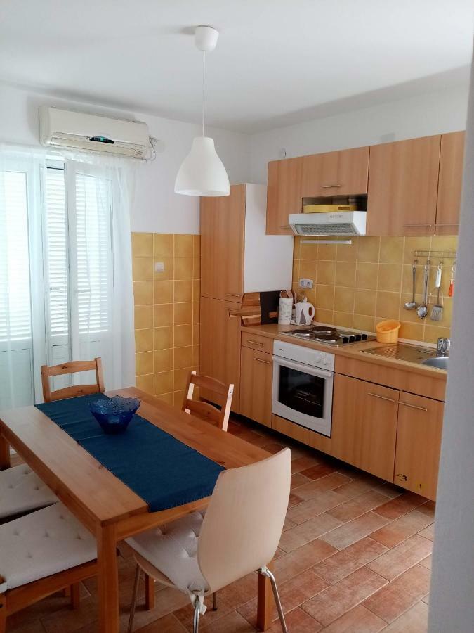 Apartment Pepi Povljana Eksteriør bilde